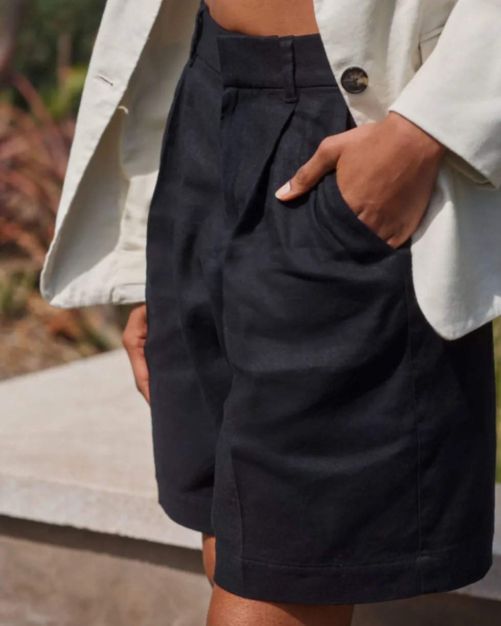 The Pleated Short in Stretch Linen